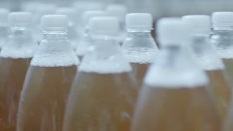 cinta transportadora con botellas para jugo o agua en una planta moderna de bebidas. producción moderna de agua dulce soda