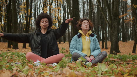 dos mujeres meditando al aire libre