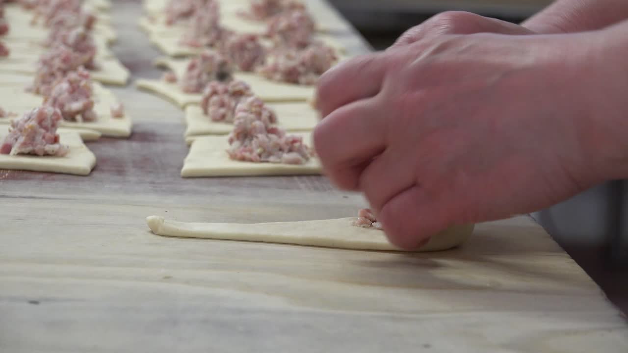 Una panetteria o pasticceria è un'attività commerciale che produce e vende prodotti a base di farina cotti in forno, come pane, biscotti, torte, prodotti di pasticceria e crostate