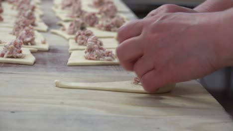 Una-Panadería-También-Panadería-O-Panadería-Es-Un-Establecimiento-Que-Produce-Y-Vende-Alimentos-A-Base-De-Harina-Horneados-En-Un-Horno,-Como-Pan,-Galletas,-Pasteles,-Pasteles-Y-Tartas