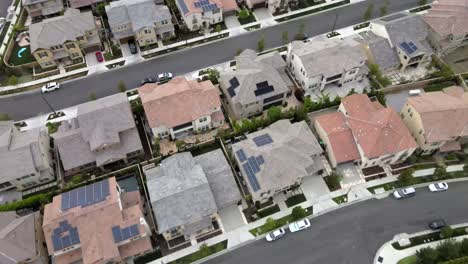 Antena:-Tustin-Casas-Nuevas-Con-Paneles-Solares,-Suburbio-De-La-Ciudad-De-Los-Angeles,-California