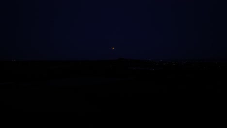 Den-Mond-In-Zeelands-Mystischer-Schönheit-Einfangen