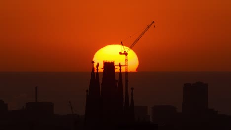 Zeitraffer-Des-Sonnenaufgangs-Hinter-Der-Sagrada-Familia,-Barcelona