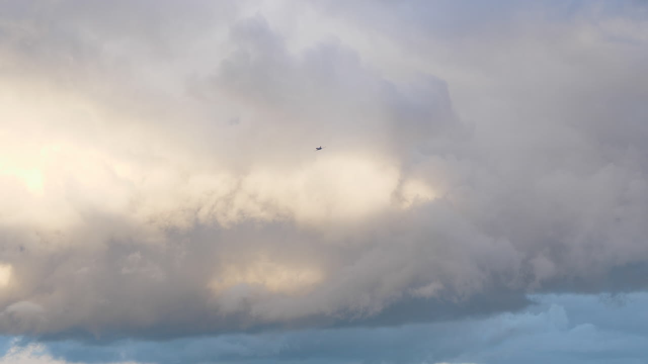 하늘의 구름과 비행기가 지나가는 장면