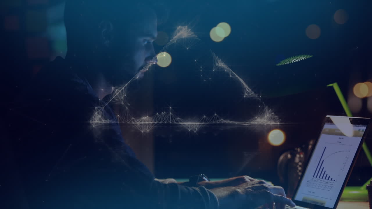 데이터 및 정보 처리의 애니메이션과 어두운 방에서 노트북을 사용하는 사람