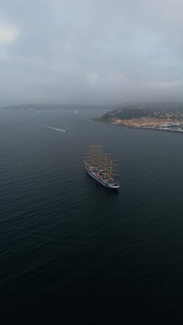 Saint Tropez, Fransa'da büyük, uzun direkli bir yelkenli geminin dikey havadan görünümü
