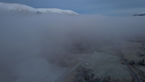 Volando-Sobre-Campos-Cubiertos-De-Niebla-En-El-Norte-De-Noruega,-Helgeland,-Blåfjelldalen,-Dron-De-Sobrevuelo-Disparado-En-La-Niebla