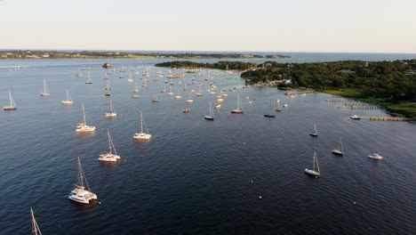 Luftaufnahme-Vieler-Segelboote,-Die-Während-Der-Goldenen-Stunde-In-Der-Bucht-Von-Jamestown,-Rhode-Island,-Angedockt-Sind