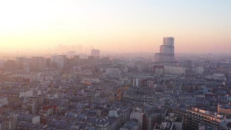 Puesta-De-Sol-Sobre-El-Horizonte-De-París-Tribunal-De-Grande-Instancia-De-Los-Tejados-De-París-Francia