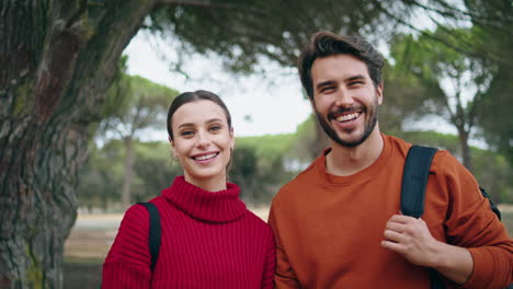 Dos-Excursionistas-Sonriendo-De-Pie-Primer-Plano-Del-Bosque-De-Otoño.-Pareja-Alegre-Sintiendo-Alegría