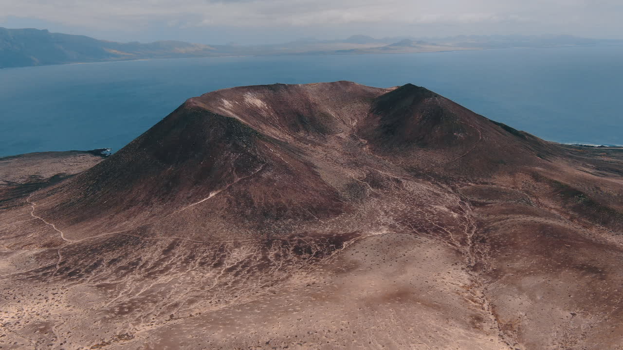 fantástica toma aérea en órbita cerca de la montaña amarilla y desde donde se puede ver el mar azul