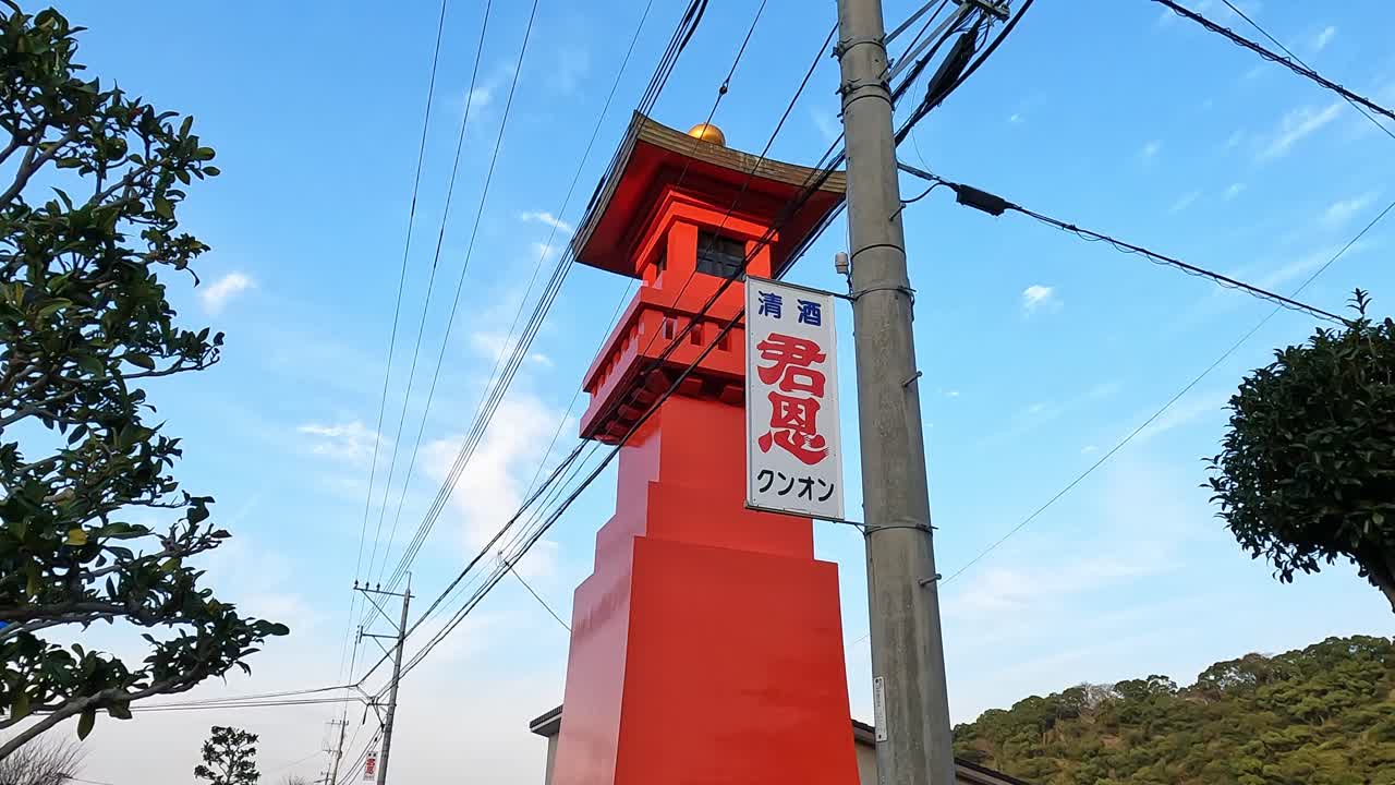 Rivelando una gigantesca lanterna rossa che accoglie i visitatori al Santuario Yutoku Inari a Kyushu, Giappone