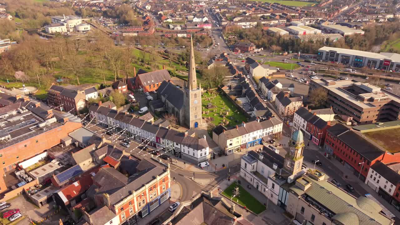 Video aereo centrato 4K 60FPS della Cattedrale di Lisburn a Lisburn, Contea di Antrim nell'Irlanda del Nord, Regno Unito in una giornata di sole. Prodotto in rapporto 3840x2160 con colore Rec709.