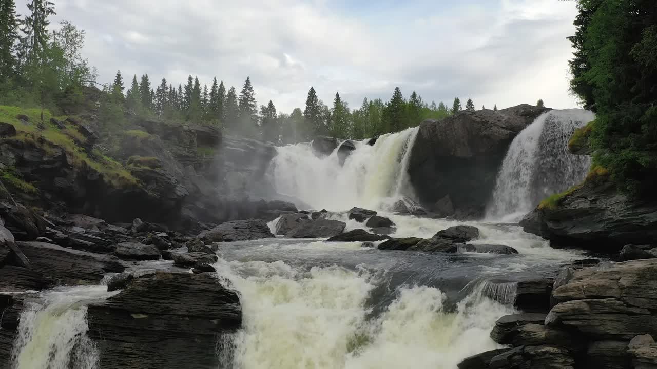 la cascada de ristafallet en la parte occidental de jamtland está catalogada como una de las cascadas más hermosas de suecia.