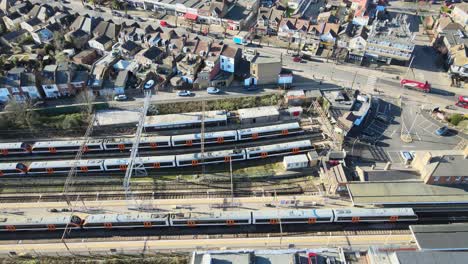 el tren de la estación de superficie de chingford sale, imágenes aéreas del este de londres, reino unido