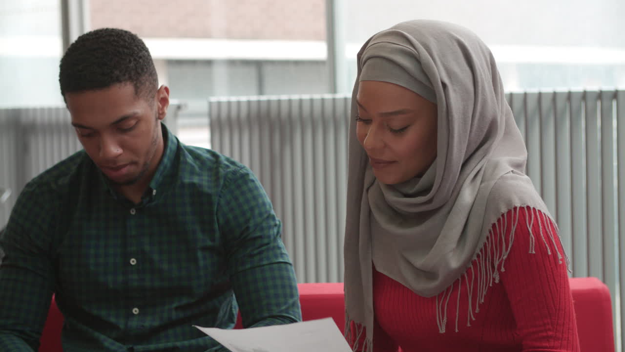 группа студентов в библиотеке, сотрудничающих в проекте