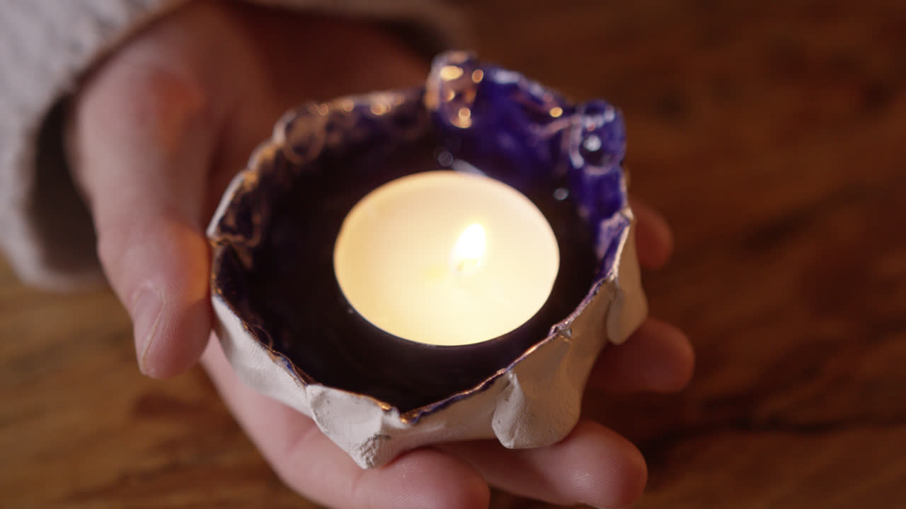 interior acogedor y elegante de la cabaña de la casa del árbol en el bosque
