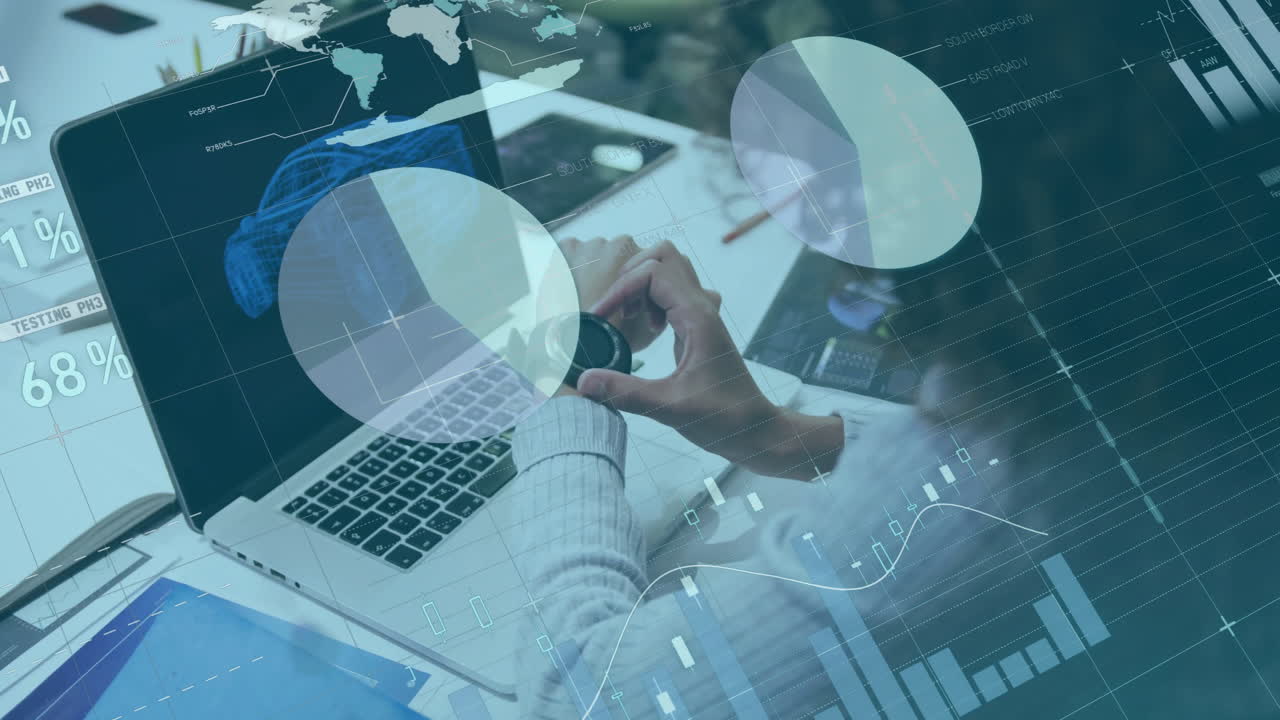 animación de la interfaz infográfica, mujer biracial usando un reloj inteligente mientras trabaja en un modelo 3d de coche