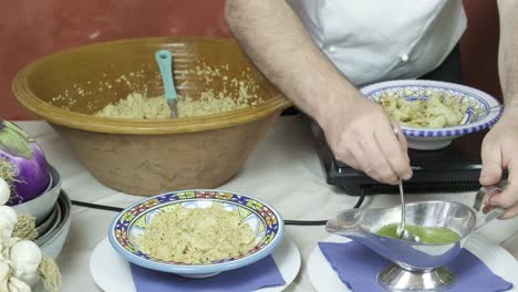 Italienischer-Koch-Kocht-Couscous-In-Vintage-Küchenhänden-Aus-Der-Nähe,-Soße-Hinzufügen