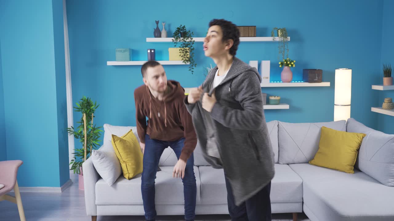 젊은이가 남동생을 꾸 ⁇ 습니다. 형은 남동생에게 화를 내고 있습니다.