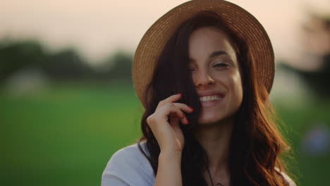 Portrait-of-romantic-lady-looking-at-camera-in-summer-park-at-sunset