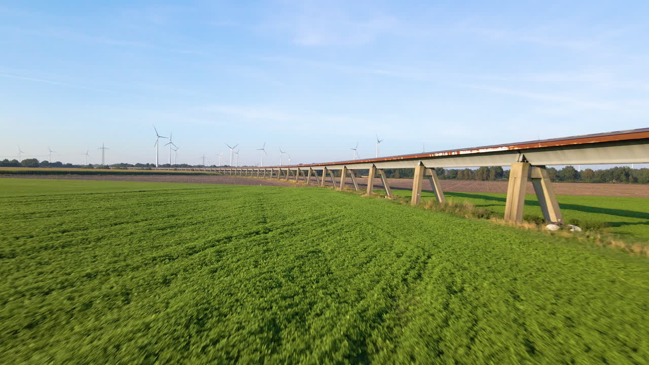 pista de prueba de emsland transrapid contra el cielo azul en lathen, alemania - toma aérea de drones