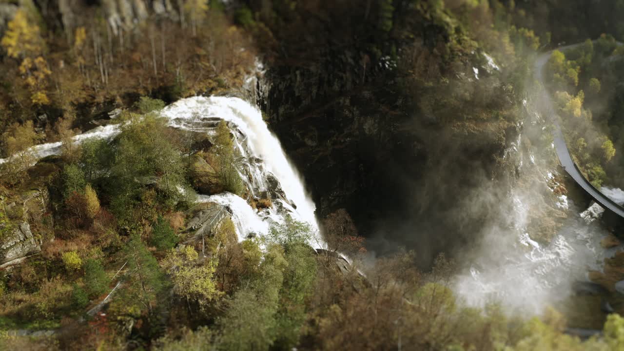 vista aérea de la impresionante cascada skjerfossen