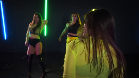 actuación de danza de neón por mujeres
