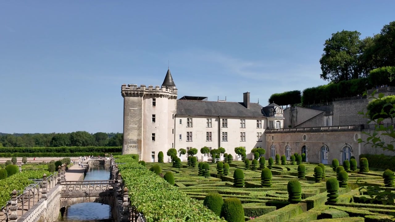 Prospettiva laterale del Castello di Villandry e dei suoi famosi giardini ornamentali durante il periodo di massima fioritura.