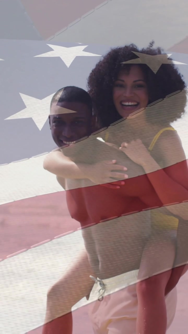 Animação da bandeira dos EUA sobre um casal afro-americano feliz e apaixonado na praia
