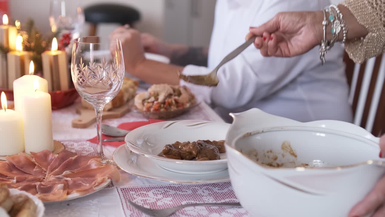 Video al rallentatore di una donna che serve il cibo a tavola a Natale