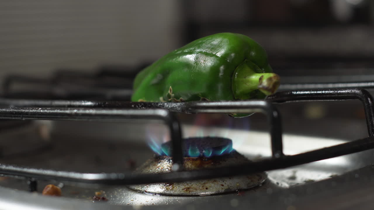 부엌에 있는 난로에서 약한 불로 굽는 녹색 피망