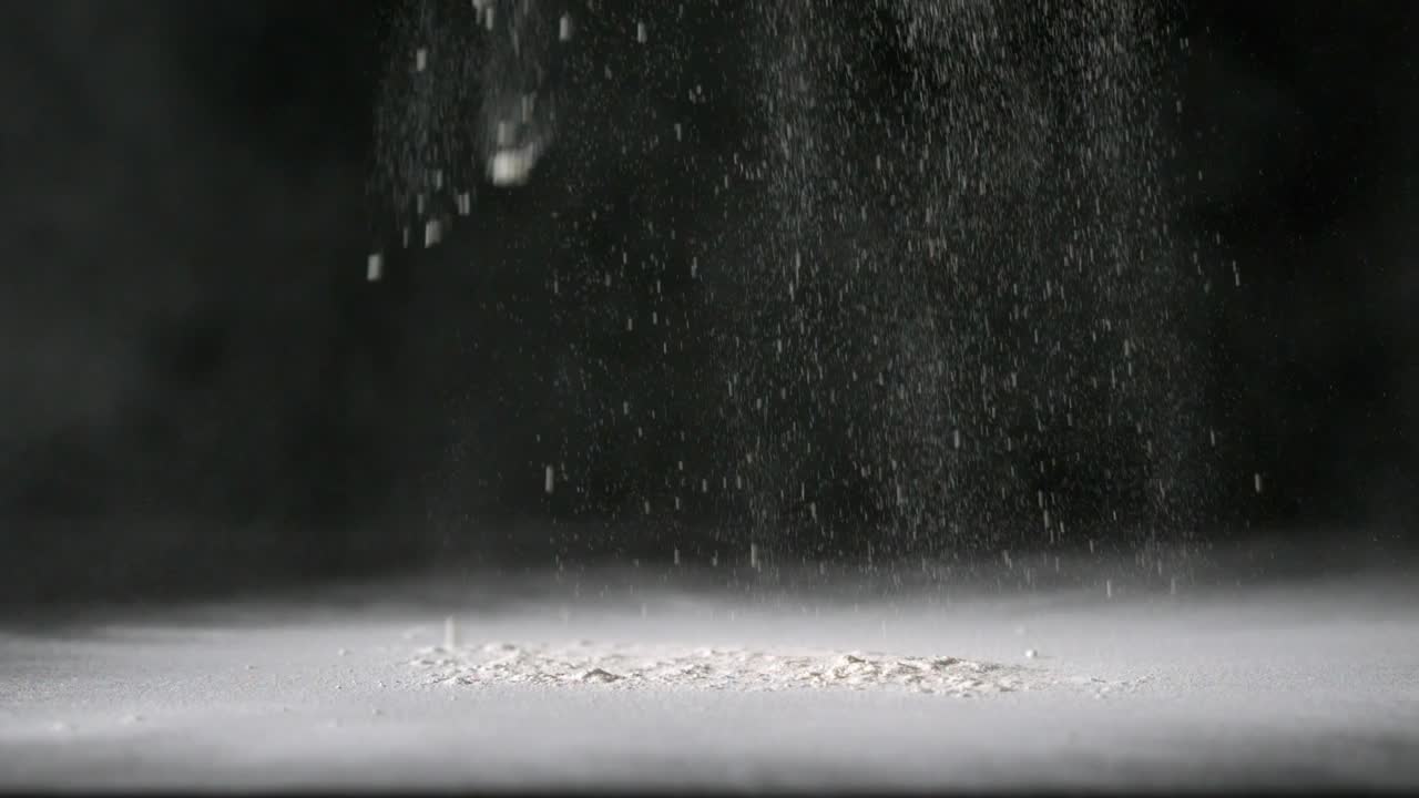 Animazione di neve natalizia che cade su sfondo nero.