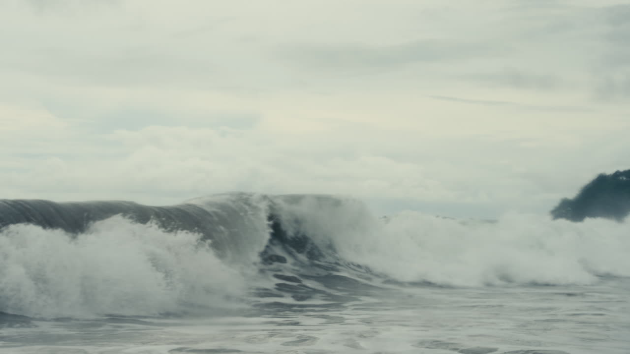해안에 부히는 파도