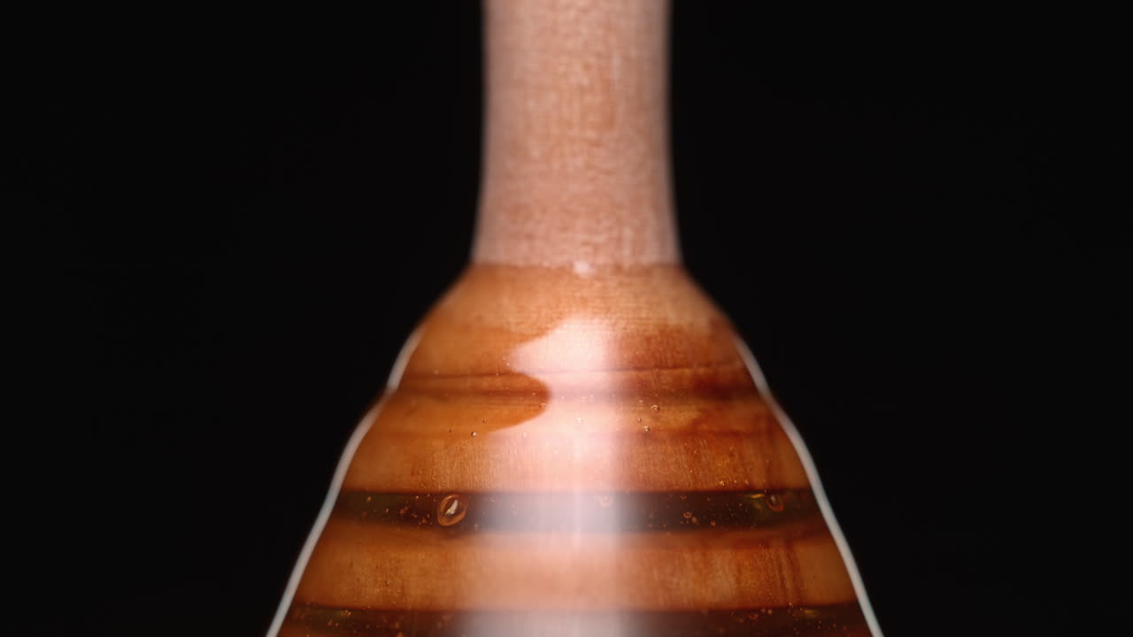 la miel goteando de la cuchara