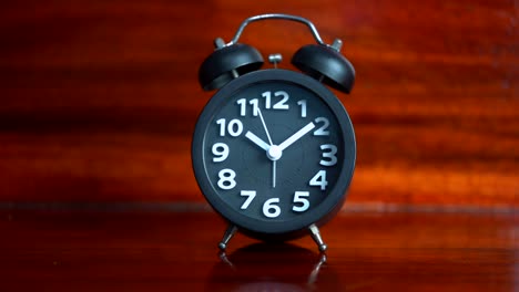 despertador negro en la hora del descanso