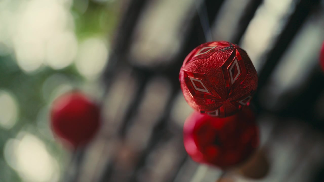 Palline di Natale rosse appese su sfondo bokeh. Scatto con messa a fuoco a cremagliera.