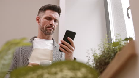 hombre usando un teléfono inteligente