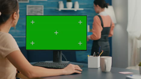 Frau-Blickt-Auf-Computer-Mit-Grünem-Bildschirm-Und-Chroma-Key-Display