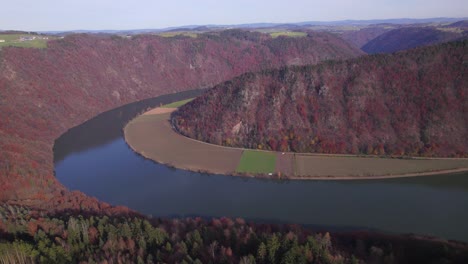 una sección del bucle del danubio en el otoño una curva serpenteante en el río