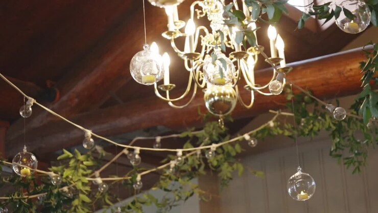 Lampadine di design pendono dal soffitto