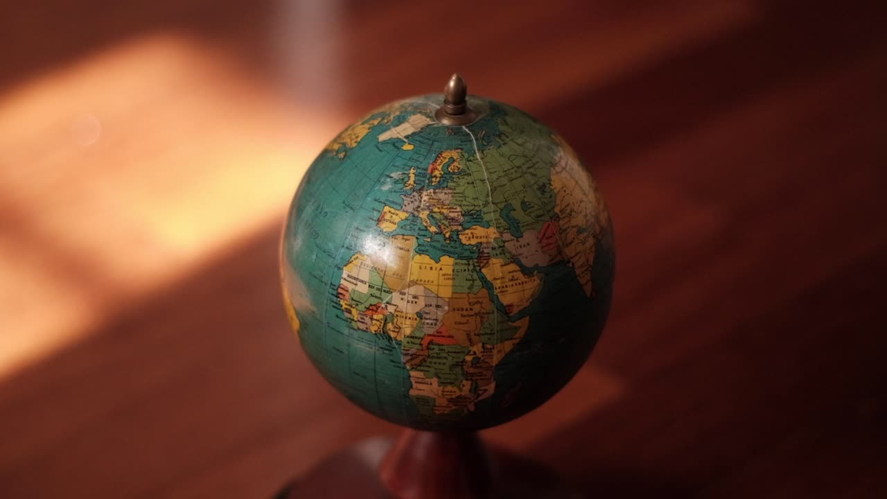 fascinación del viejo mundo: antiguo mapa político del mundo en cautivador movimiento giratorio