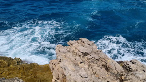 Las-Olas-Del-Océano-Rompen-Contra-Las-Rocas.