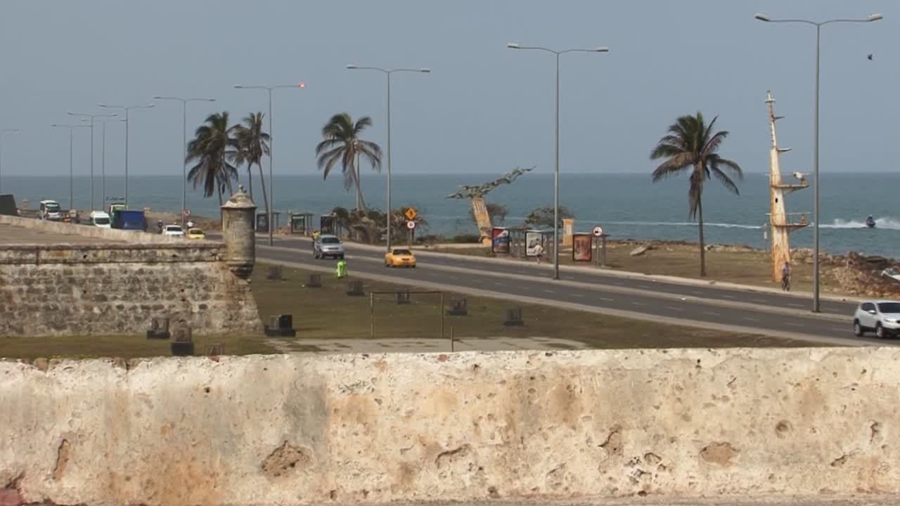 tráfico alrededor de la fortaleza del castillo de san felipe de barajas, cartagena, colombia