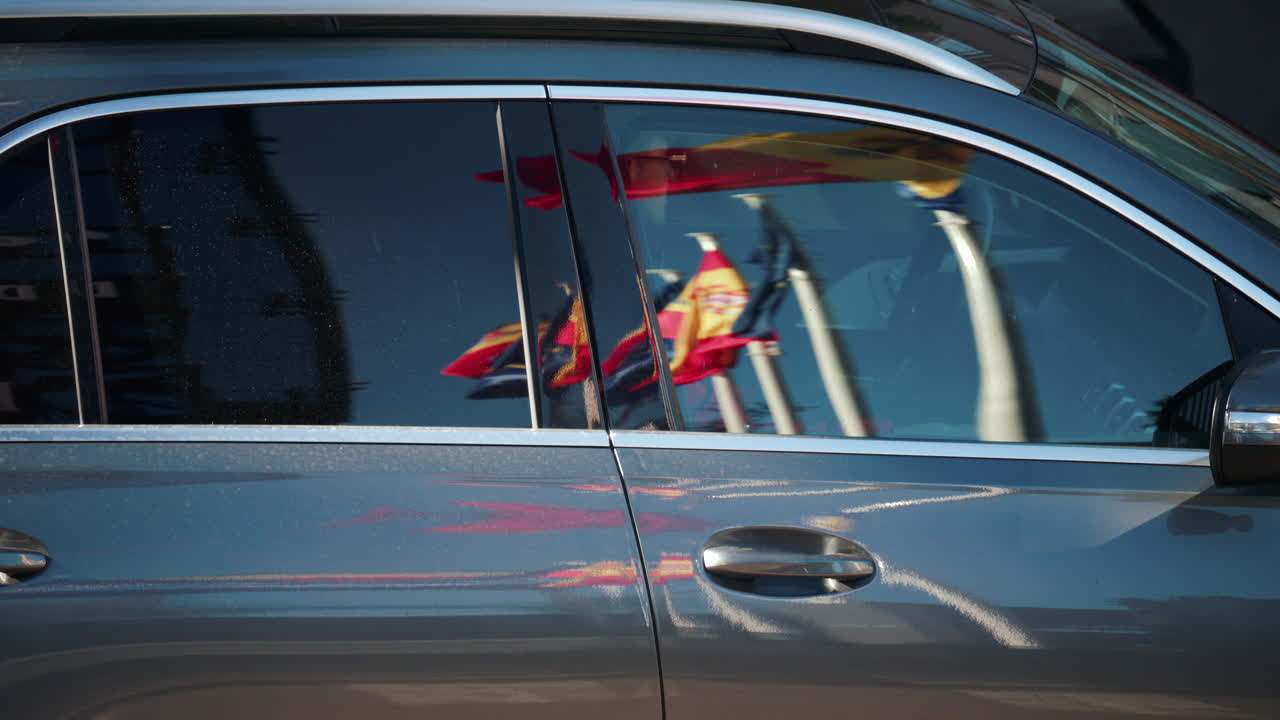 Heldere nationale vlaggen van Moldavië weerspiegelen op een glimmende autodeur
