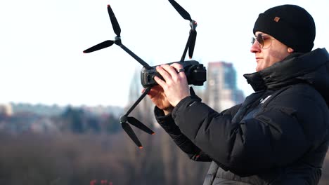 persona sostener el dron hacia los lados y girar alrededor de su eje para calibrar el sistema