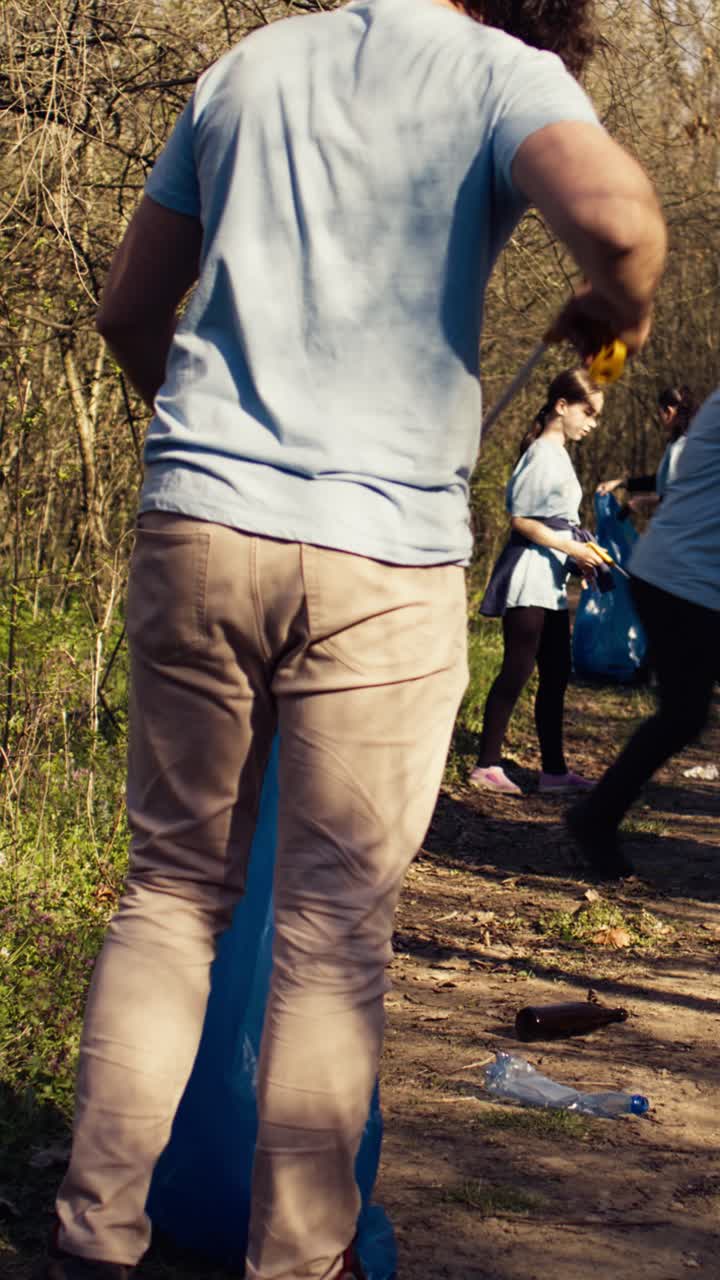 Gruppo di volontari che raccolgono rifiuti in una foresta
