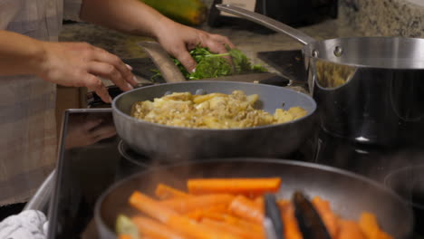 una mujer preparando una cena fresca en casa