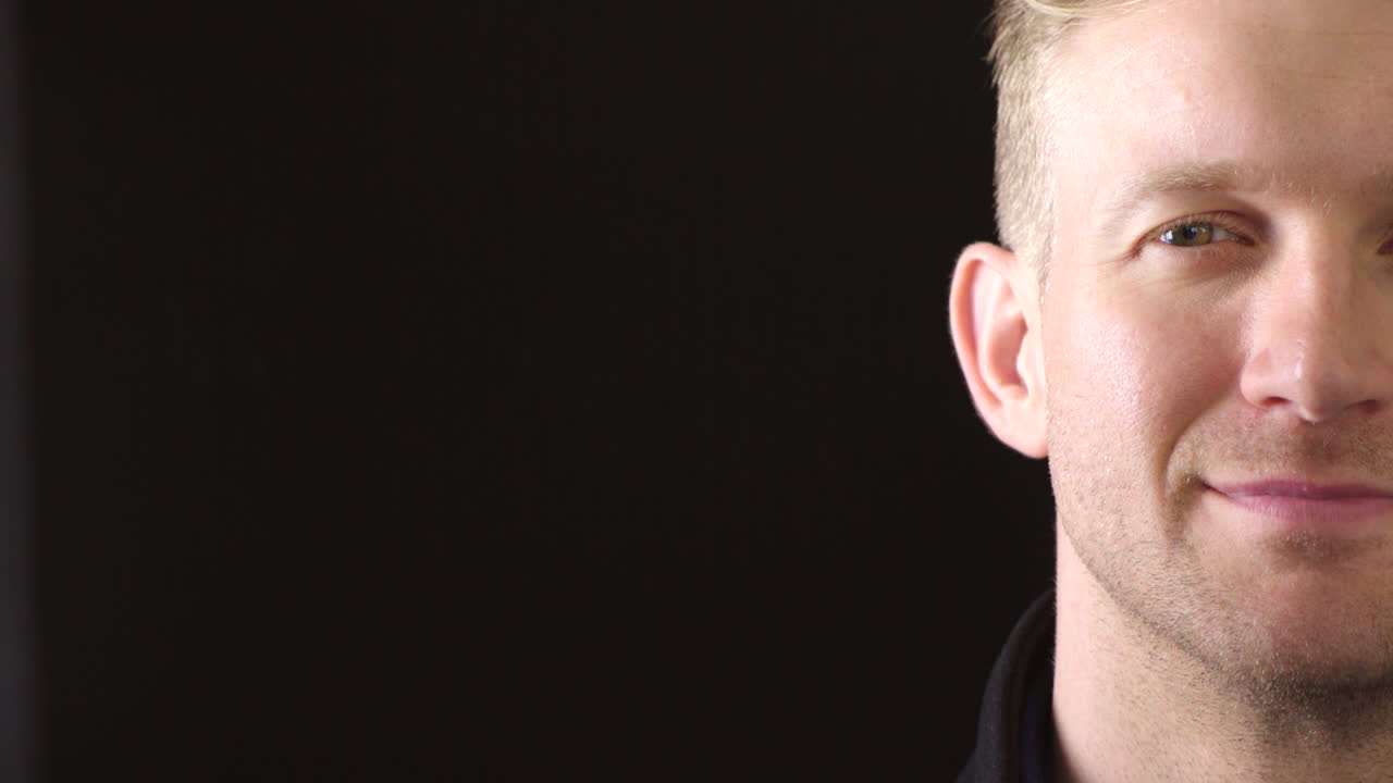 retrato de un joven feliz y guapo sonriendo