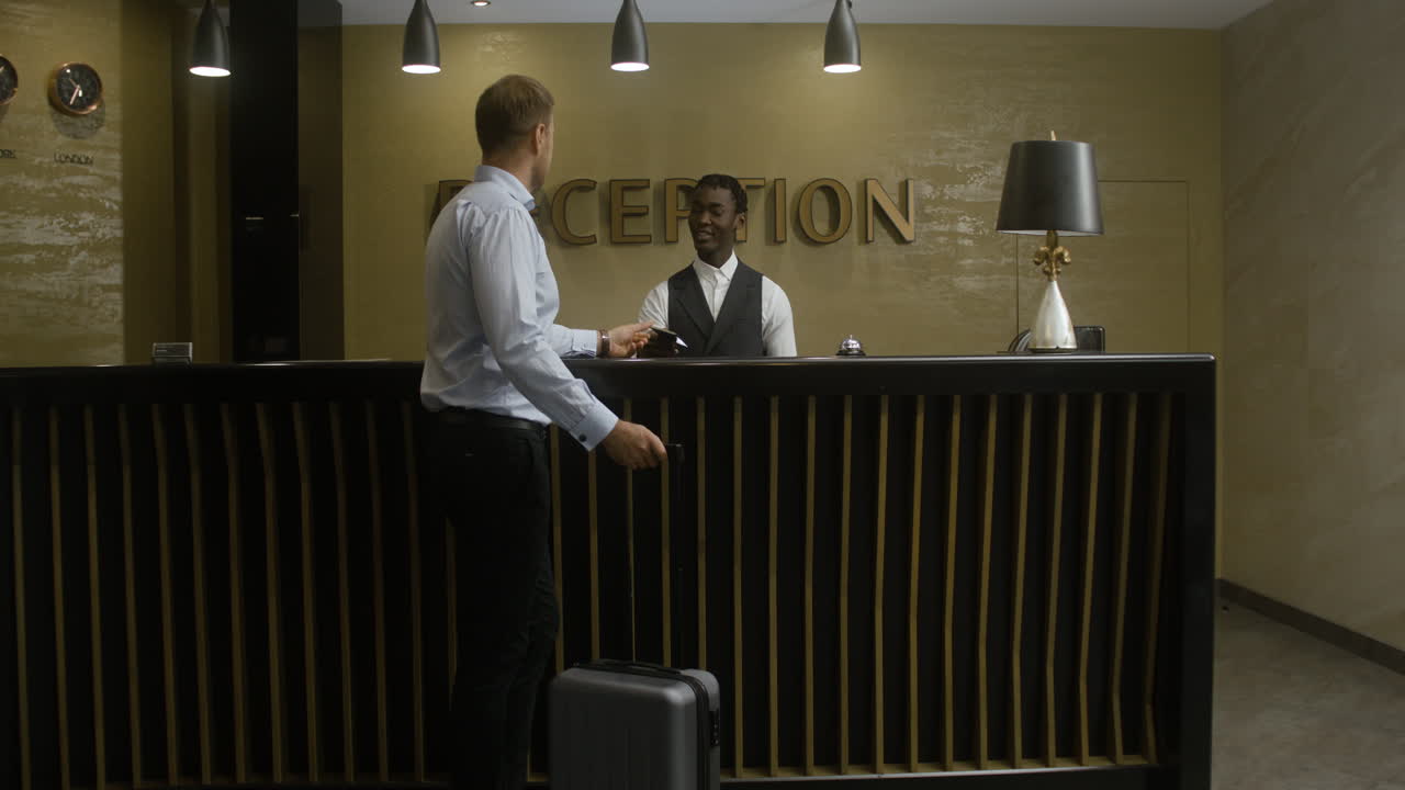 receptionist che parla con l'ospite